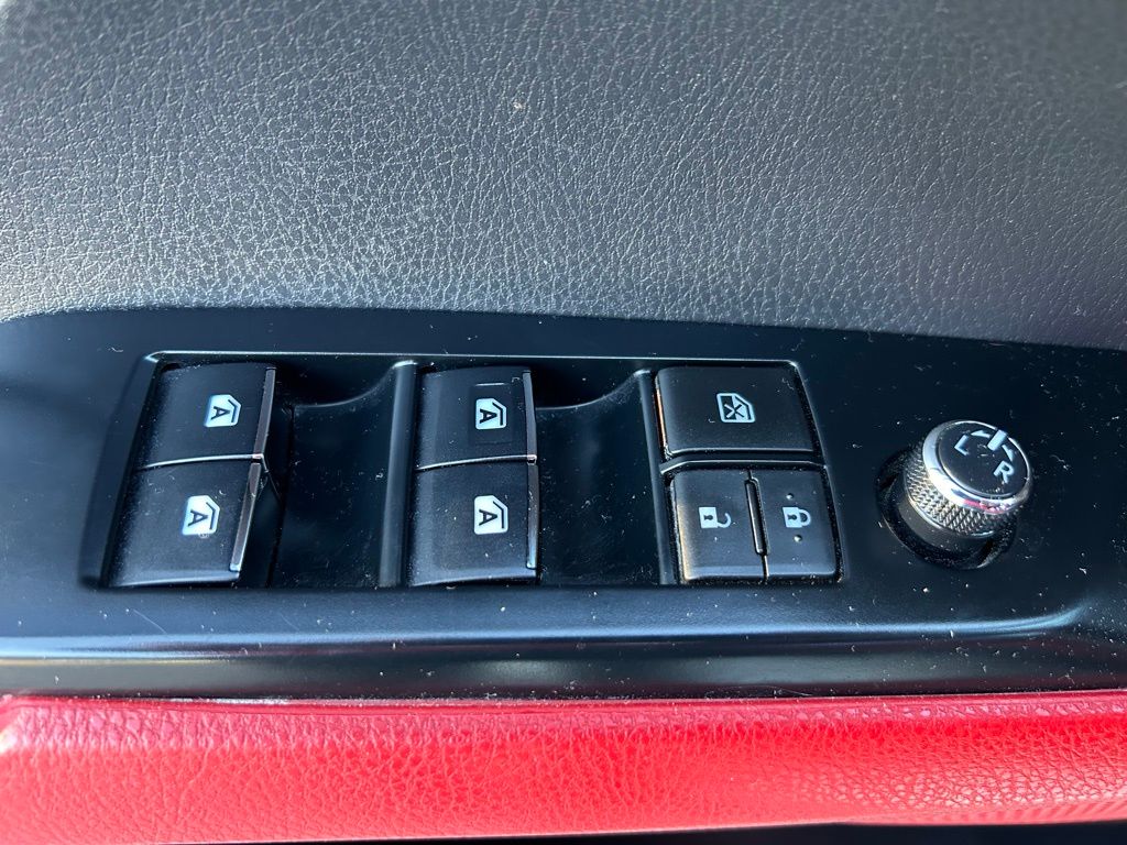 Thumbnail: 2020 Toyota Camry - 17