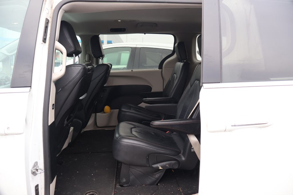 Thumbnail: 2017 Chrysler Pacifica - 28