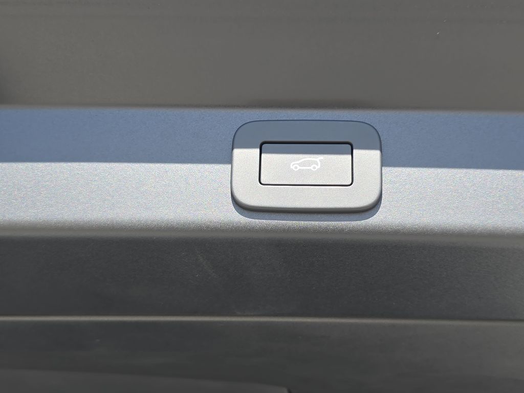 New 2026 White Land Rover Dynamic SE image 13