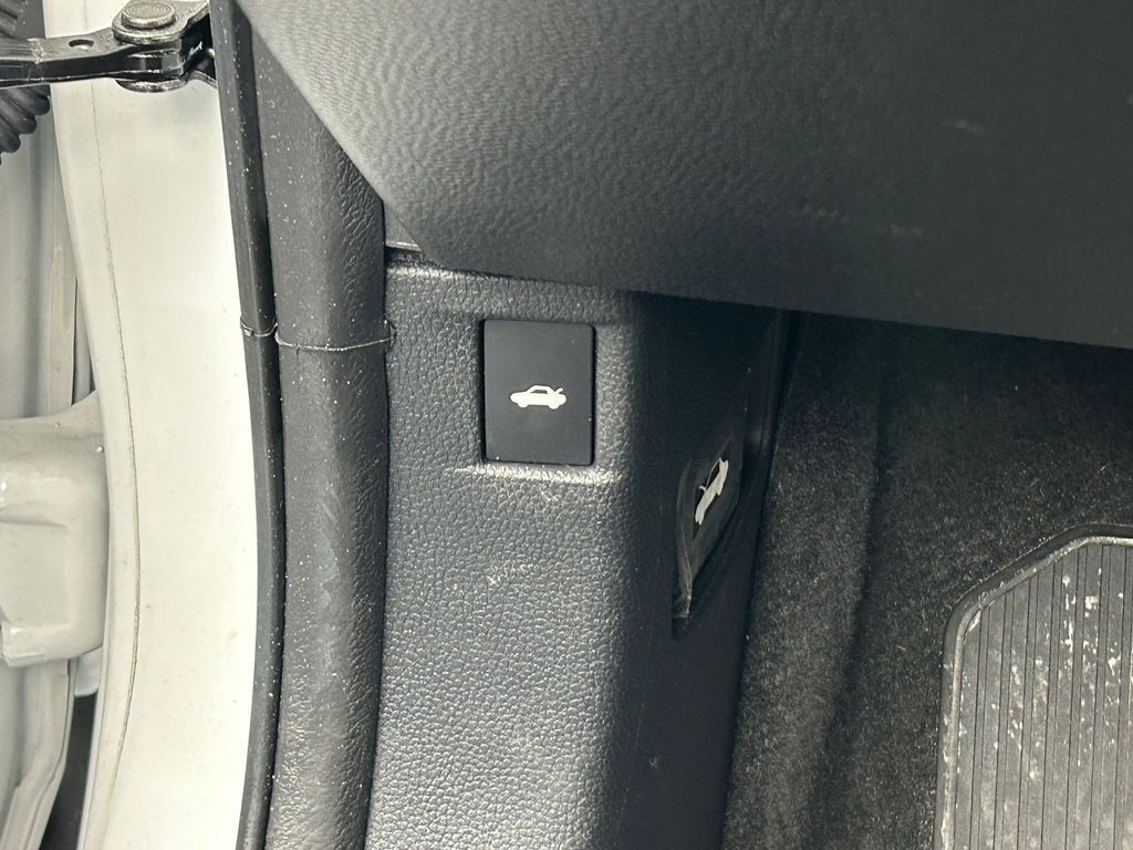 Used 2023 White Honda EX image 35