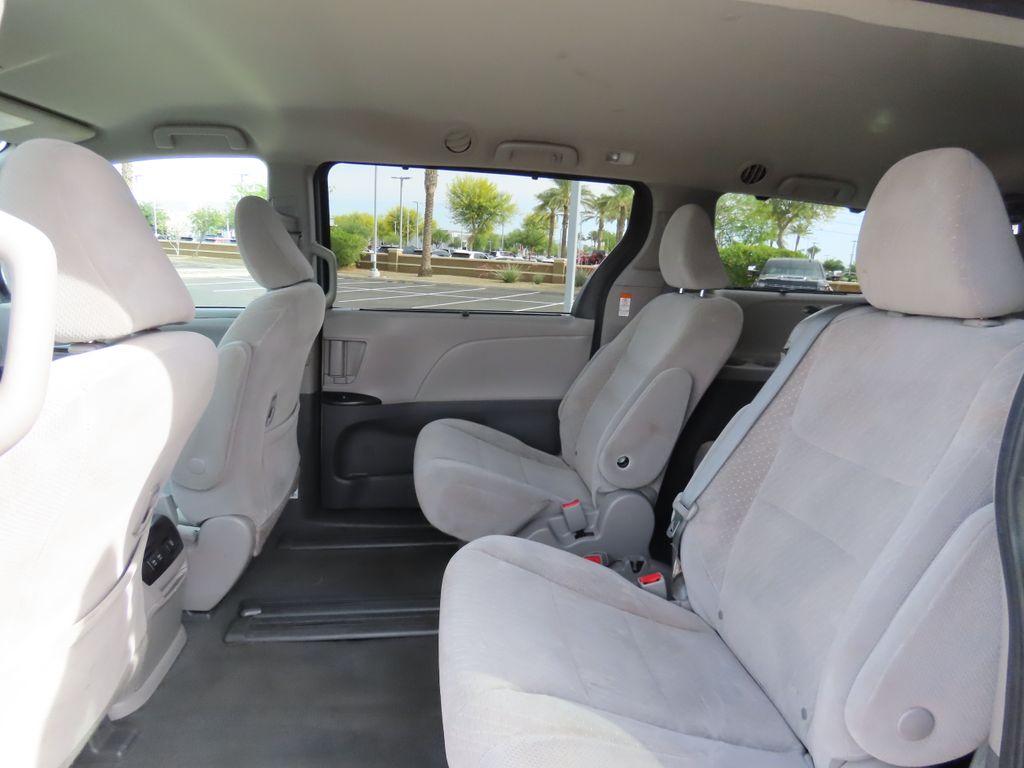 2020 Toyota Sienna LE 20
