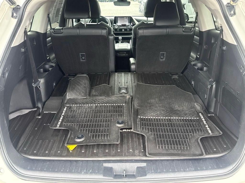 Used 2020 White Toyota XLE image 25