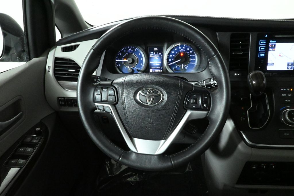 2016 Toyota Sienna XLE Premium 17