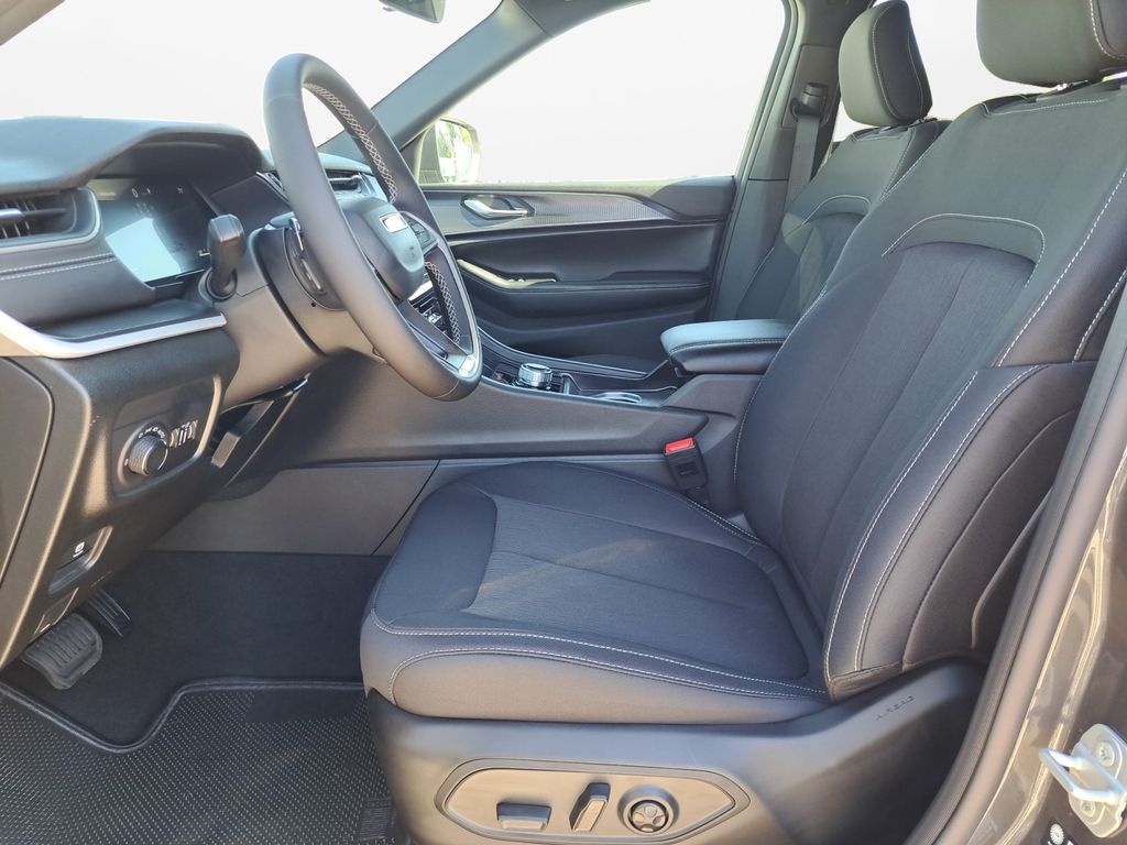 New Car 2025 Jeep Grand Cherokee  Laredo For Sale Under $35,000 In Austin, Texas