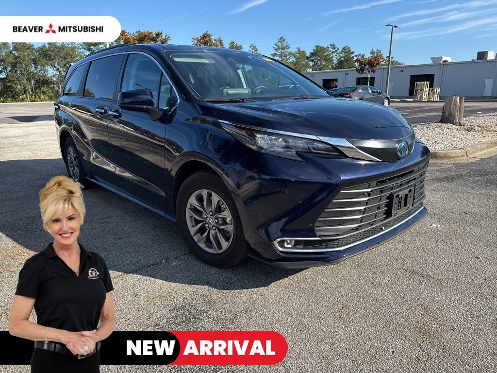 2024 Toyota Sienna XLE's photo