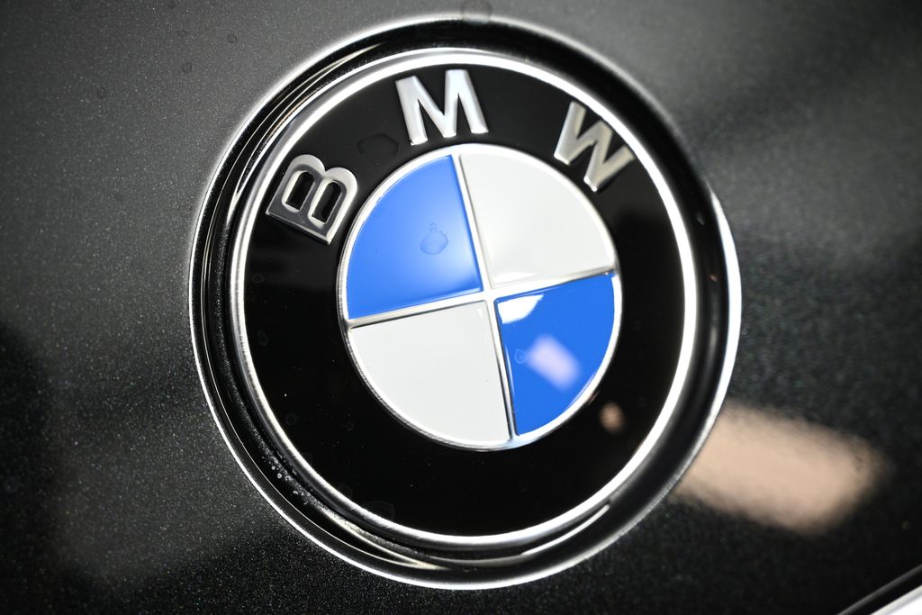 Thumbnail: 2025 BMW 3 Series - 13