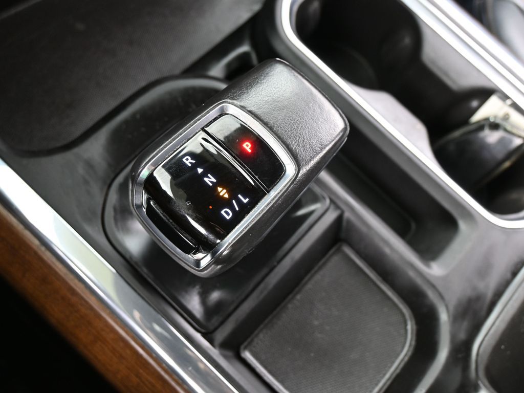 Used 2022 Iridescent Pearl Tricoat Chevrolet High Country image 34