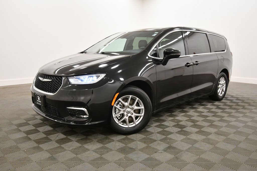 Used 2025 Chrysler Pacifica Van