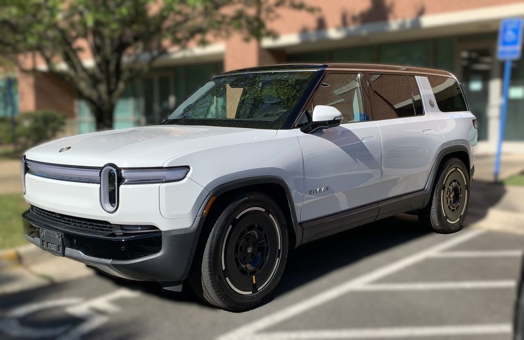 Thumbnail: 2025 Rivian R1S - 4