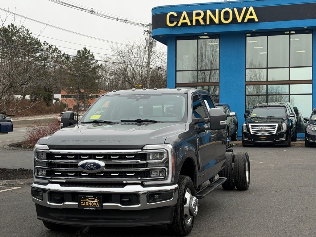 2023 Ford F-350 Super Duty Chassis Lariat Crew Cab DRW 4WD