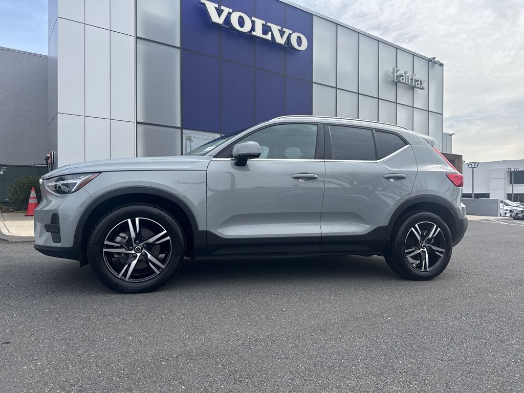 2025 Volvo XC40 B5 Core Bright Theme AWD