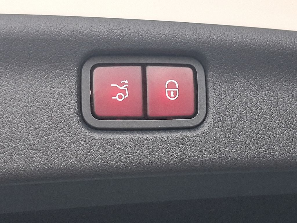 Thumbnail: 2023 Mercedes-Benz C-Class - 28