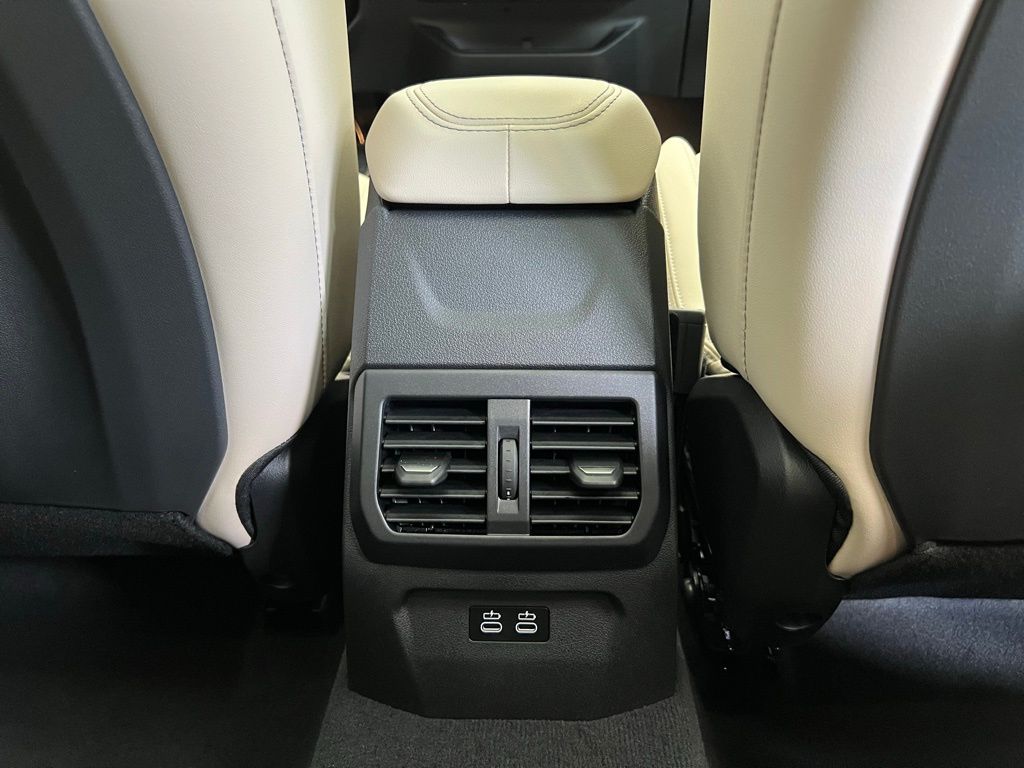 2025 BMW 2 Series M235i xDrive 10