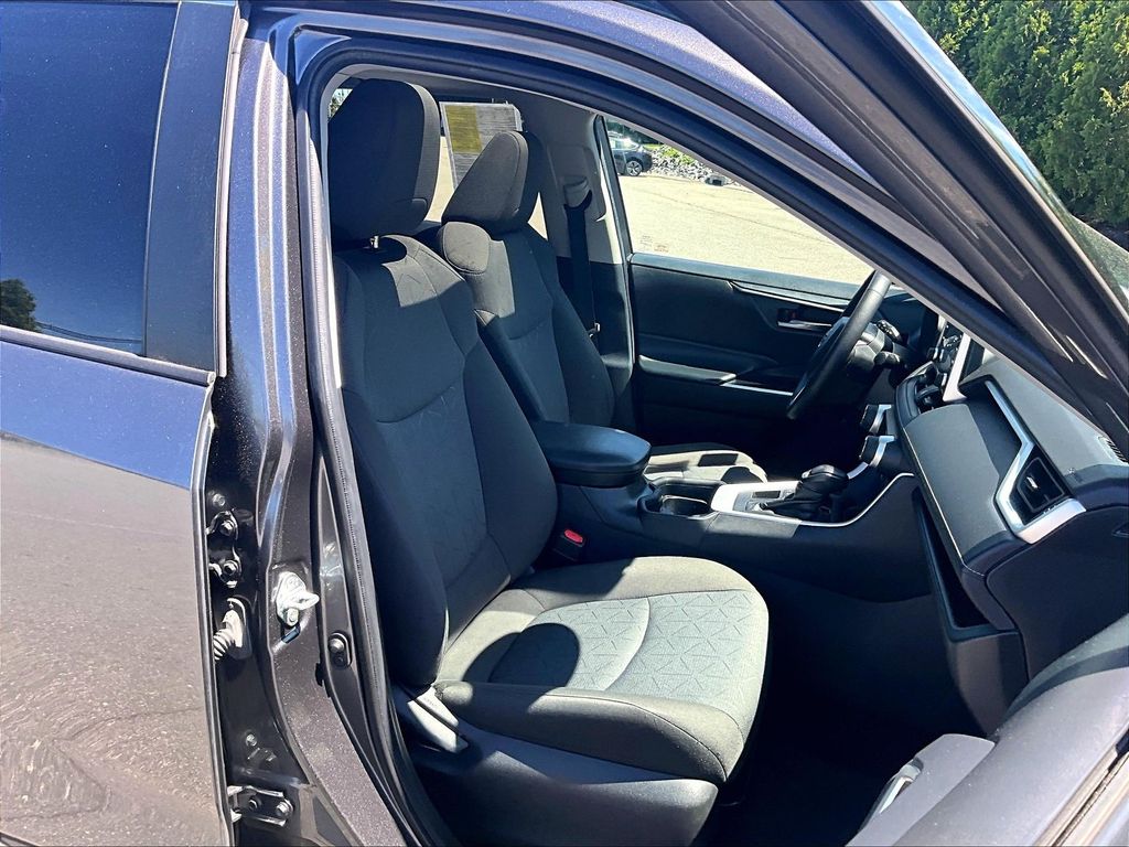 2021 Toyota RAV4 — photo 11