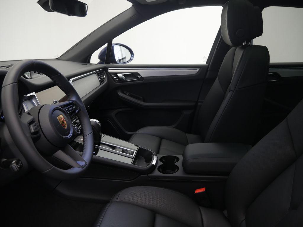 Thumbnail: 2026 Porsche Macan - 5