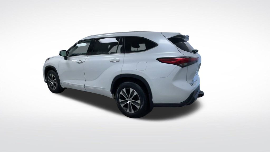 2022 Toyota Highlander XLE - Photo 6