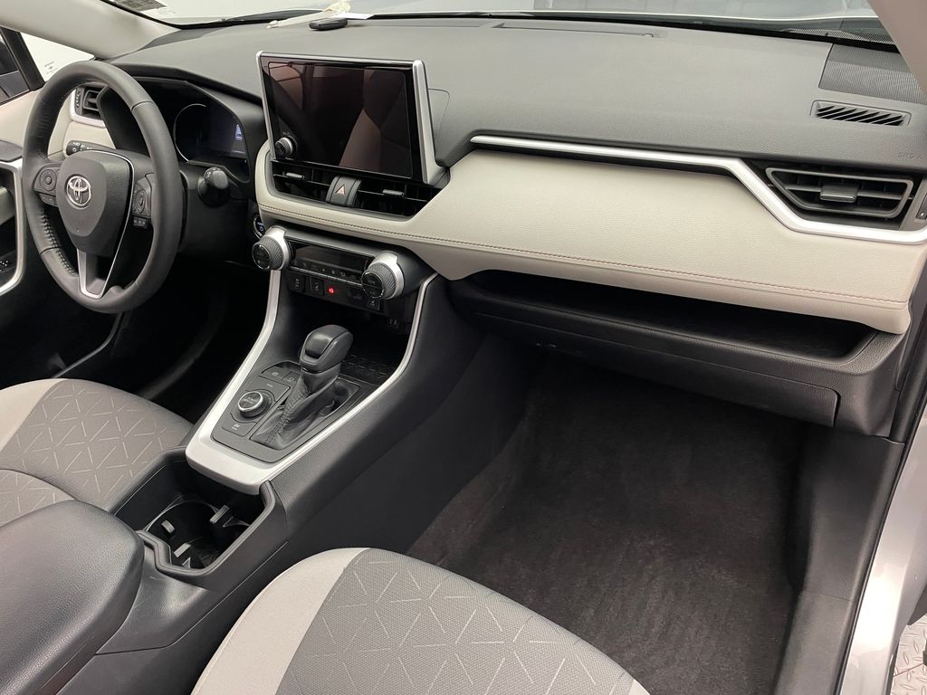 2023 Toyota RAV4 XLE 16