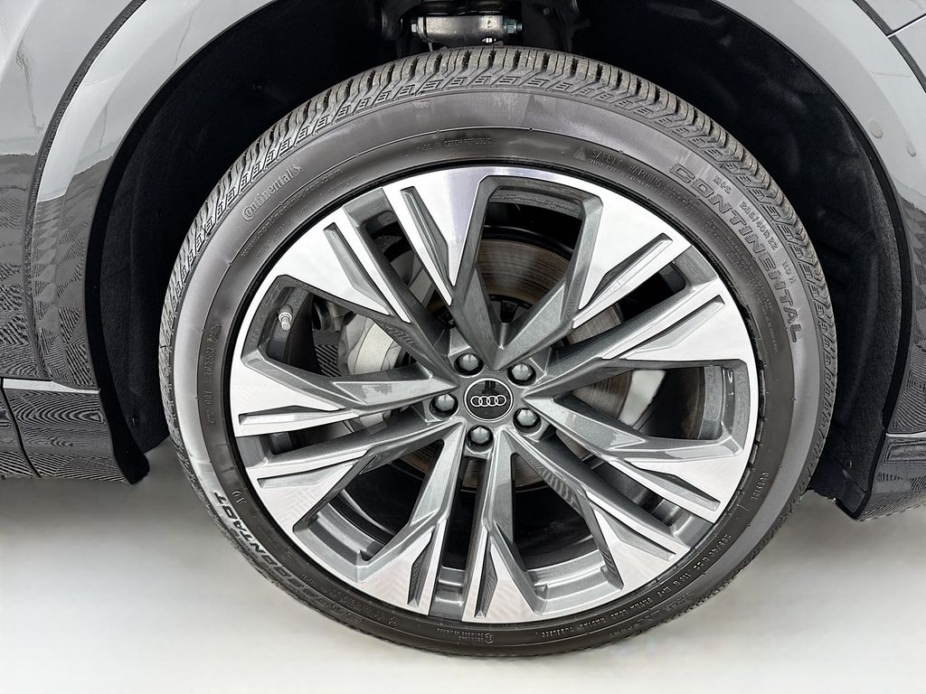 Thumbnail: 2026 Audi Q8 - 32