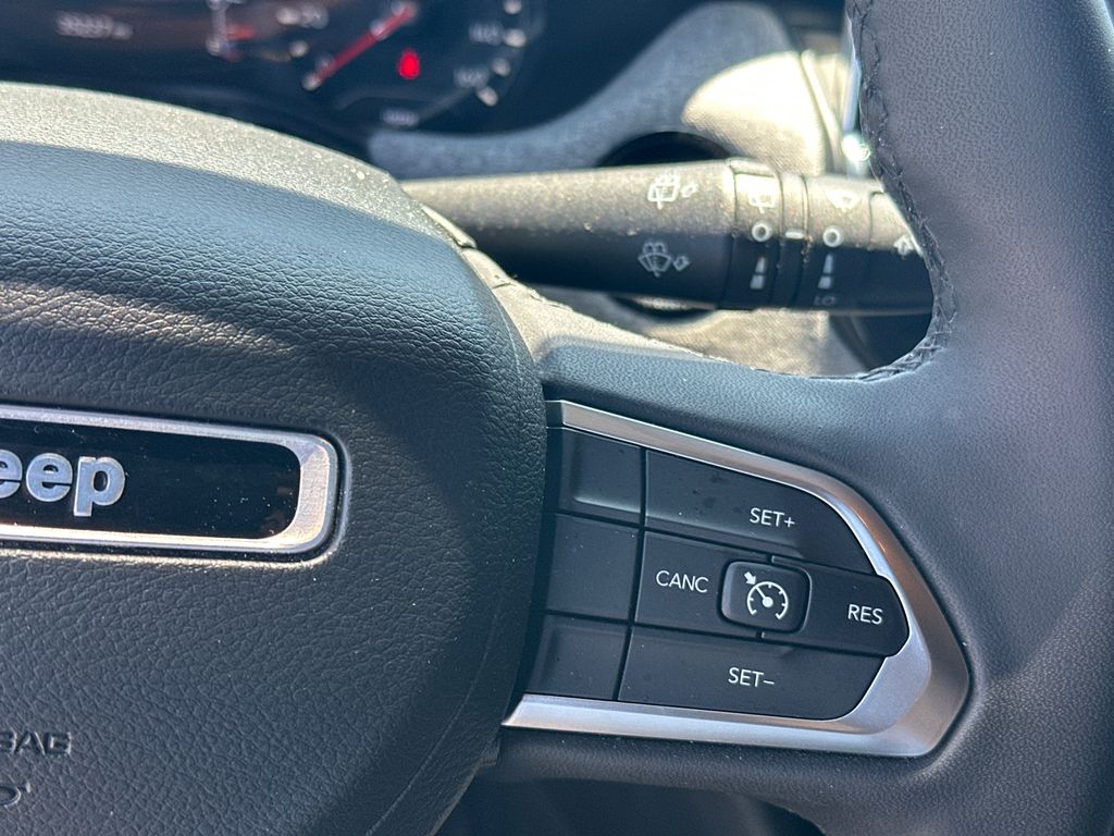 Used 2023 Black Jeep Latitude Lux image 25
