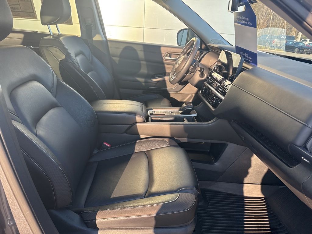 2024 Nissan Pathfinder SL FWD