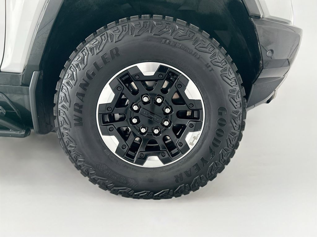 Used 2023 White GMC Edition 1 image 31