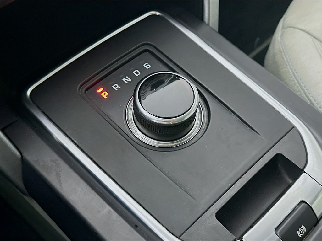 Used 2018 Black Land Rover SE image 16