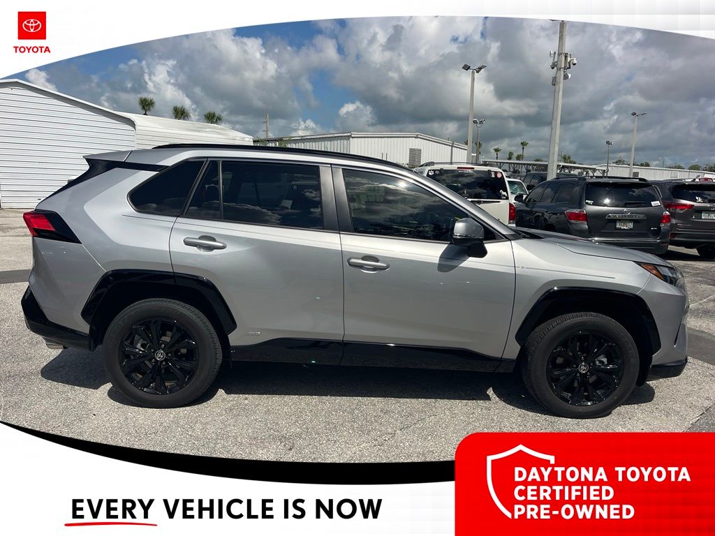 2025 Toyota RAV4 SE - Photo 7