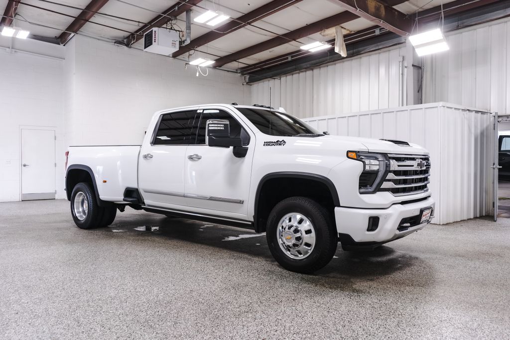 Summit White 2025 Chevrolet Silverado 3500HD Pickup Truck Four-Wheel Drive Automatic