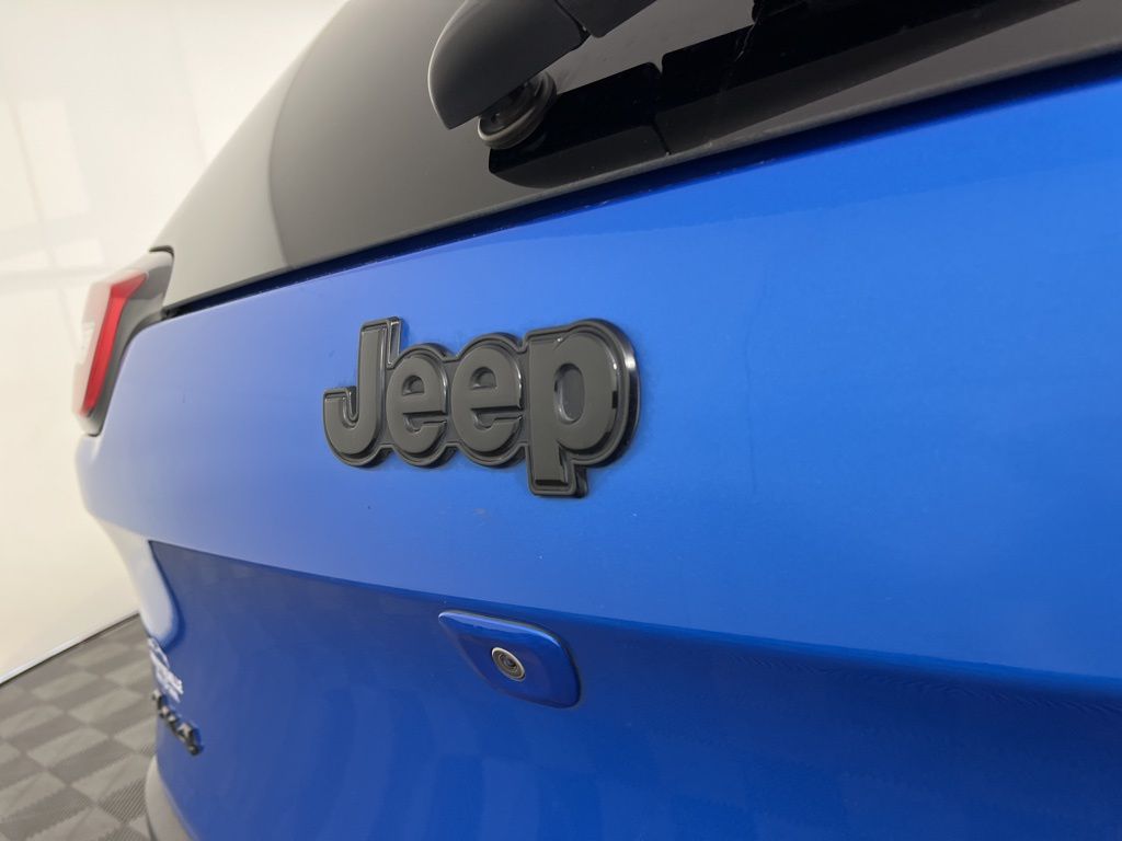 Thumbnail: 2018 Jeep Cherokee - 8