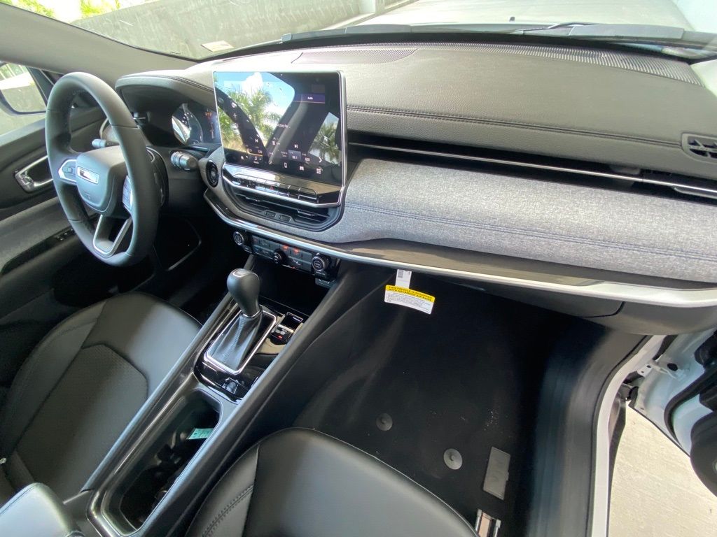 New 2022 Bright White Clearcoat Jeep Latitude image 18