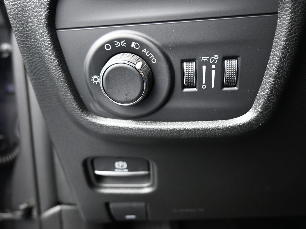 New 2026 Baltic Gray Metallic Clearcoat Jeep Laredo image 27