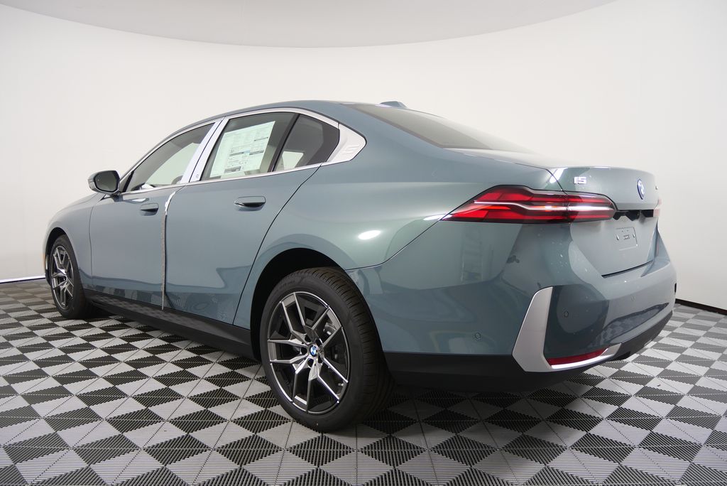 Thumbnail: 2026 BMW i5 - 5