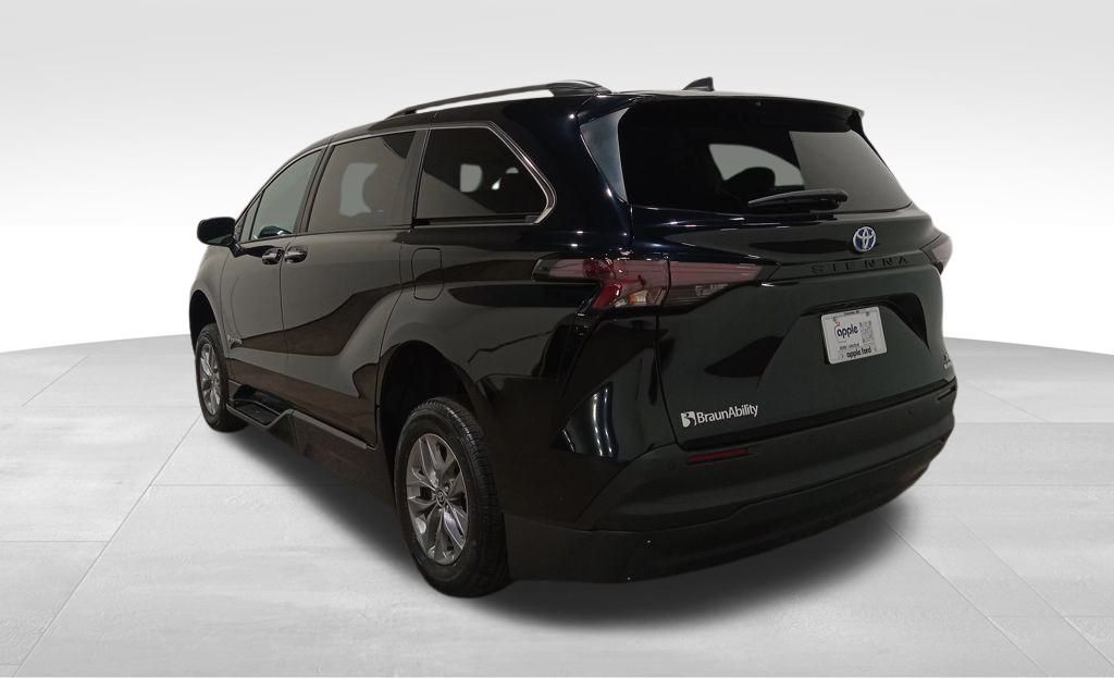 2024 Toyota Sienna XLE