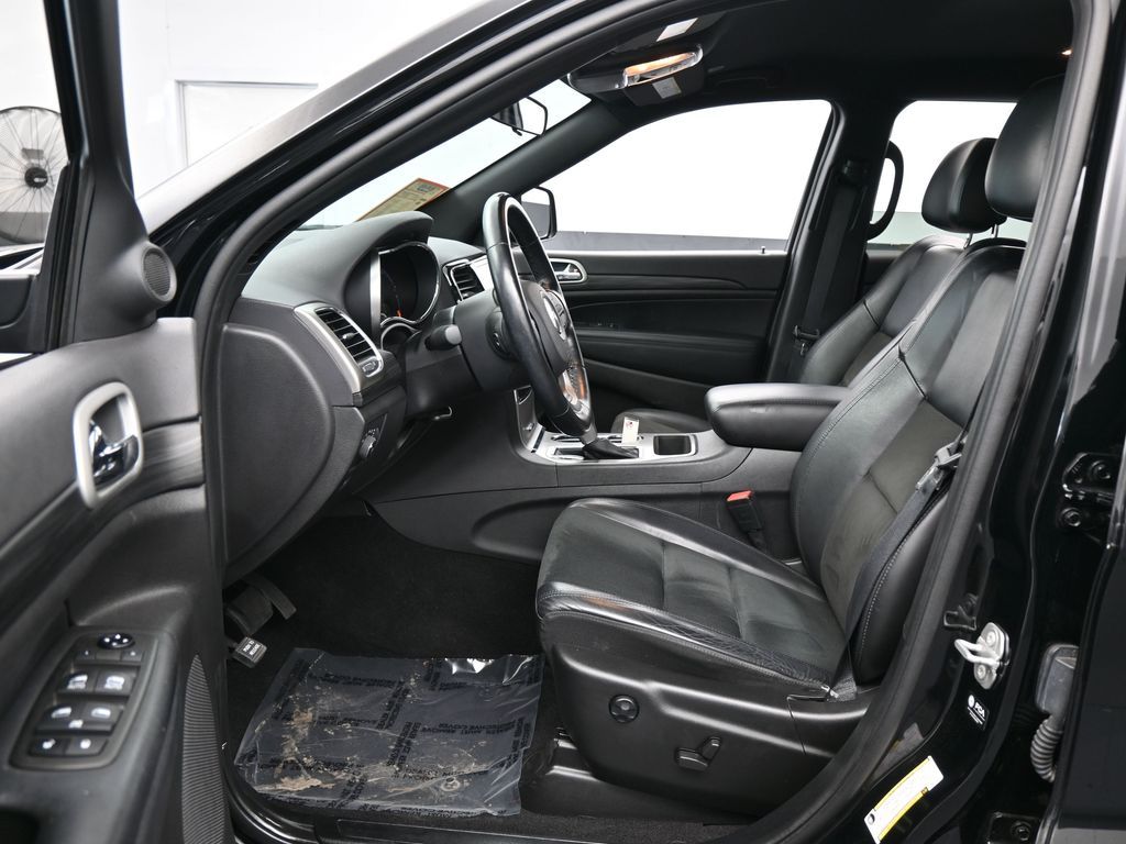 Used 2021 Diamond Black Crystal Pearlcoat Jeep Laredo X image 11