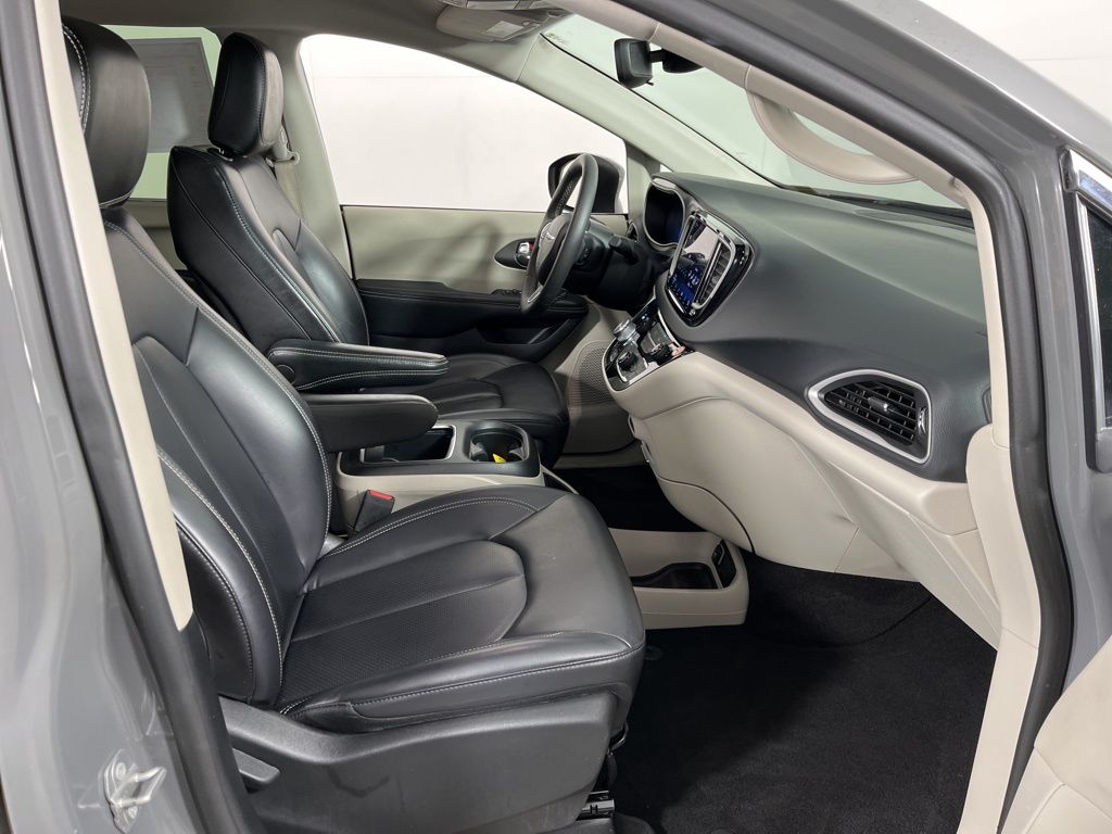2023 Chrysler Pacifica Touring L 8