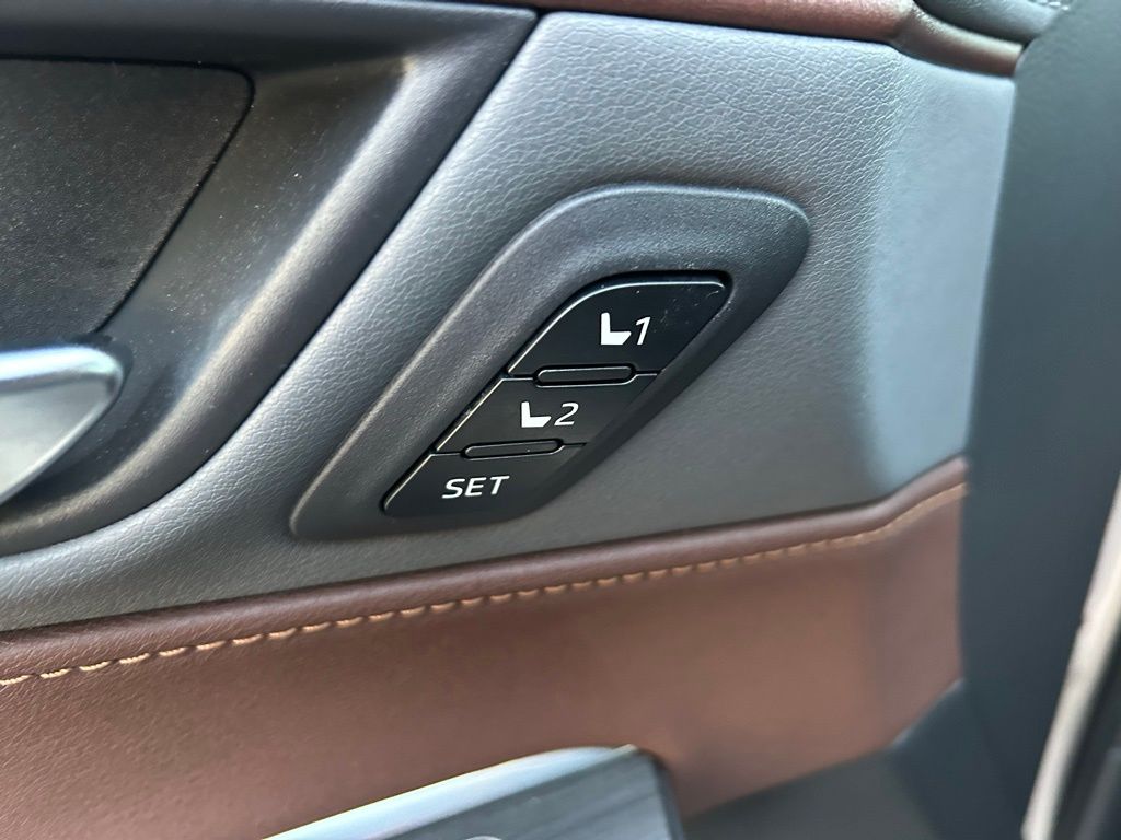 Thumbnail: 2023 Toyota Venza - 18