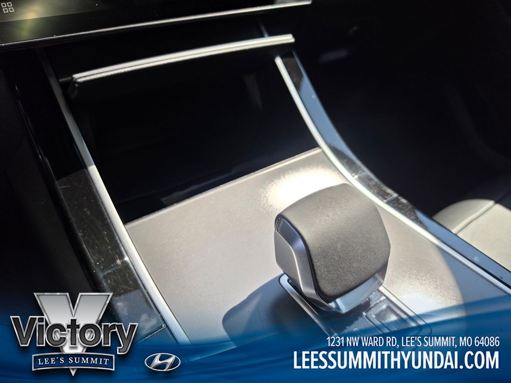 Used 2025  Land Rover Dynamic SE image 15