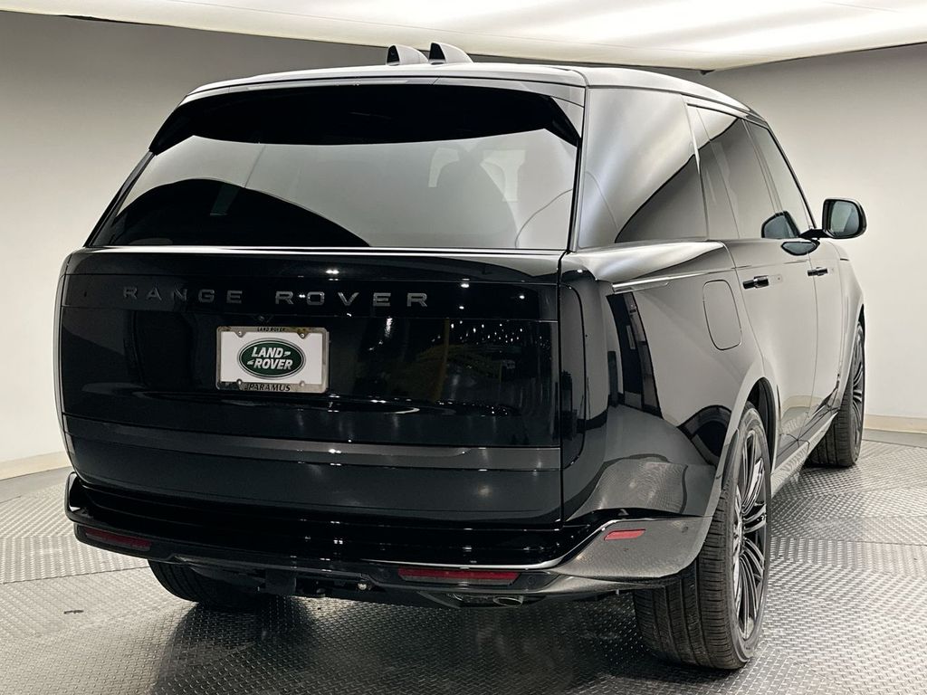 2025 Land Rover Range Rover SE 2