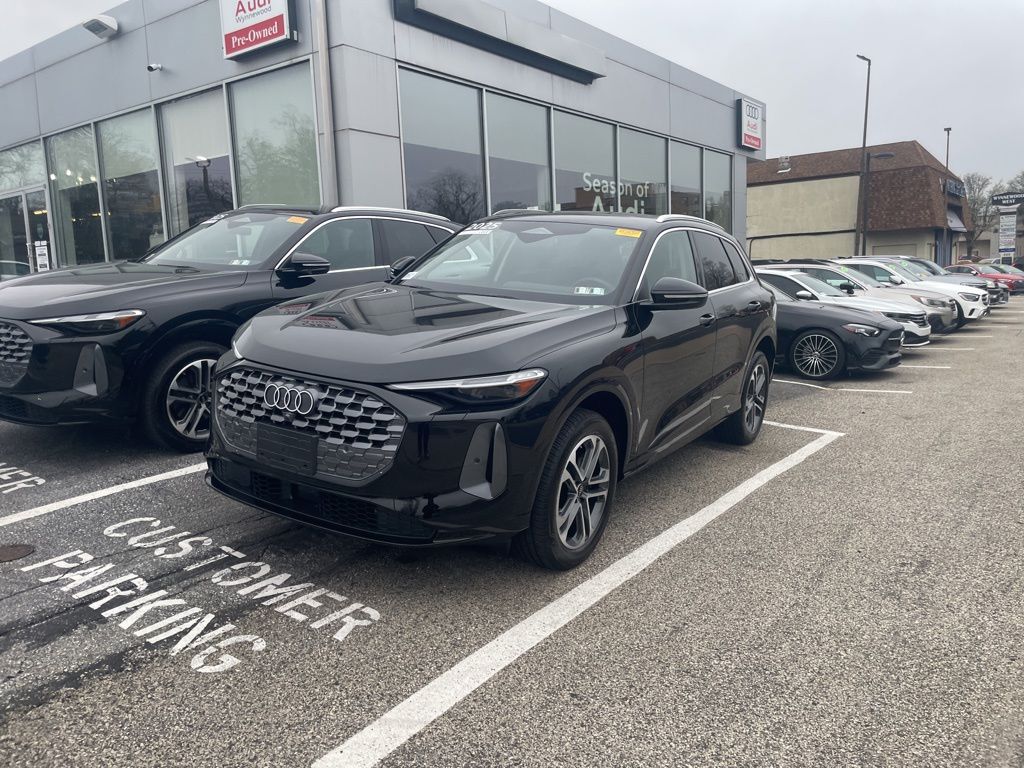 Mythos Black Metallic 2025 Audi Q5 quattro Premium Plus 40 TFSI SUV / Crossover All-Wheel Drive 7-Speed Automatic