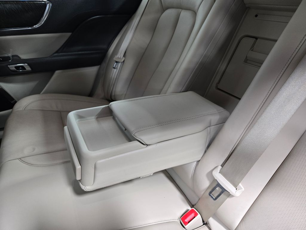 2017 Lincoln Continental Reserve - Photo 33