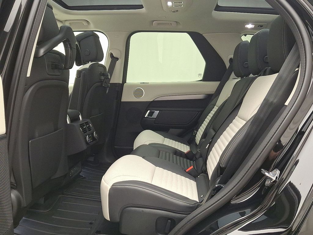 Thumbnail: 2026 Land Rover Discovery - 6