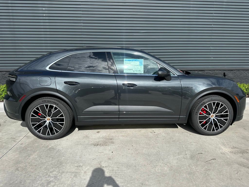 2025 Porsche Macan T 8