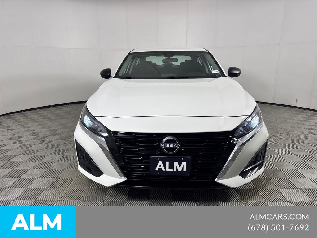 Used 2025 White Nissan 2.5 SV image 3