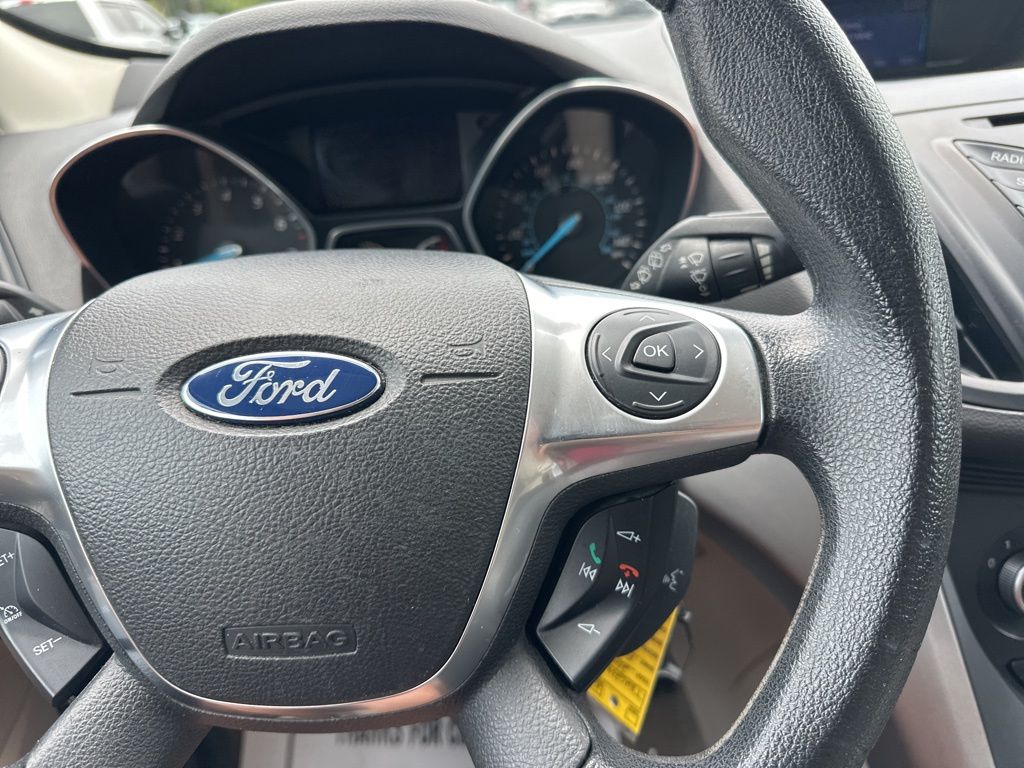 2014 Oxford White Ford Escape SE 4X4 SUV