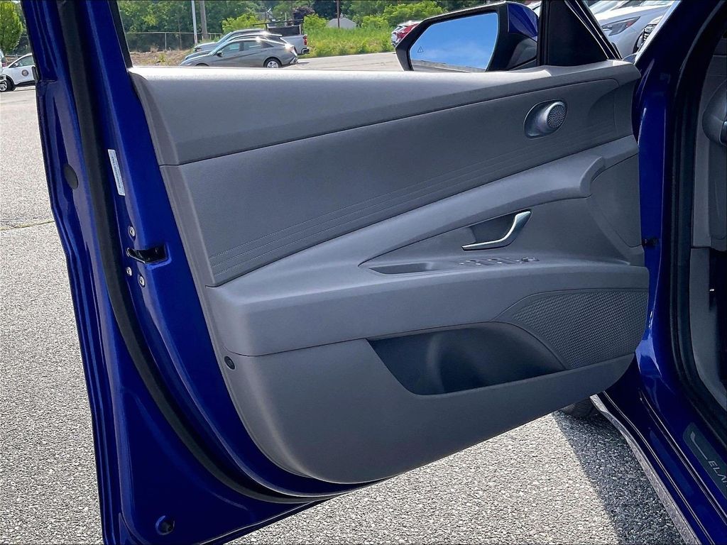 2025 Hyundai Elantra — photo 9
