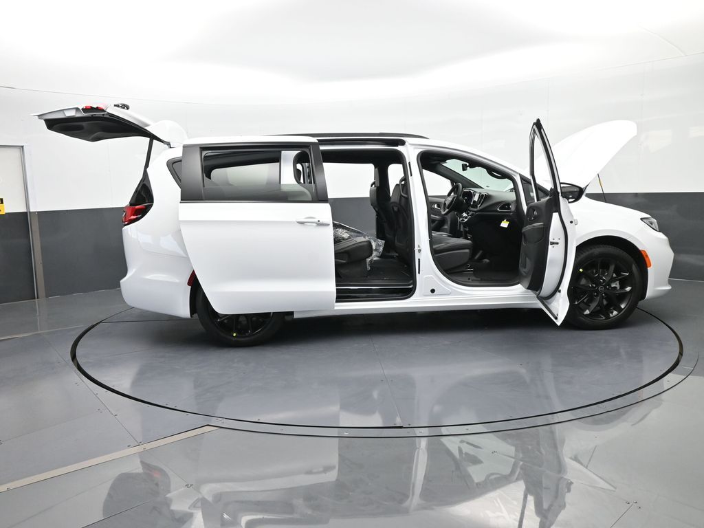 New 2026 Bright White Clearcoat Chrysler Select image 71