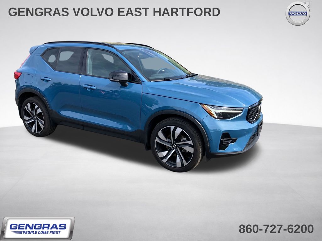 2024 Volvo XC40 Azul (Blue Metallic) SUV/Crossover Tracción en las cuatro ruedas Automática