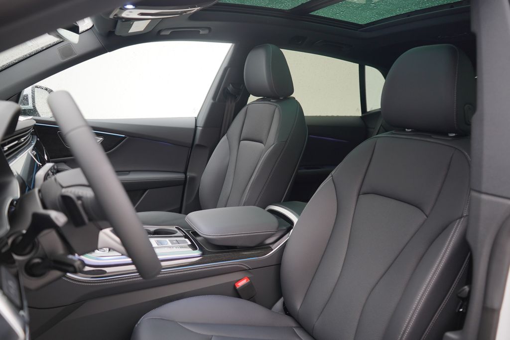 Thumbnail: 2025 Audi Q8 - 7