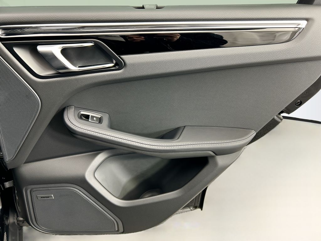 Thumbnail: 2026 Porsche Macan - 28