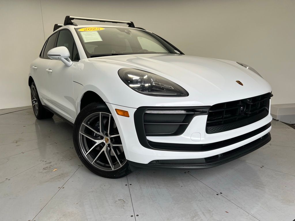 2025 Porsche Macan  24